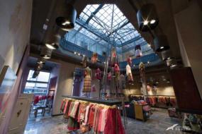 现代风格个性童装店装修图片