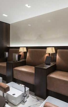 中小型美发店黄色墙面装修效果图