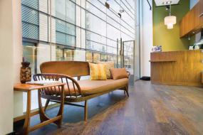 高端美发店墙面设计装修效果图片