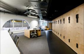 白色现代办公室不吊顶石膏线效果图