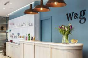 美容医院室内简单吊顶装修效果图