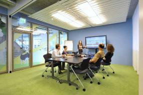 经典小型会议室布置桌椅布置实景图