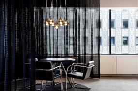 写字楼小办公室白色窗帘装饰图