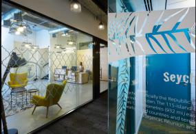 小型办公室室内玻璃隔断装修效果图片