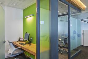 现代简约风格办公室走廊墙面效果图片