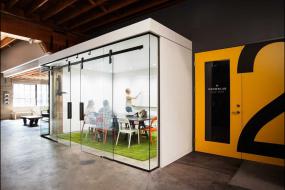 普通办公室办公桌植物装修效果图片