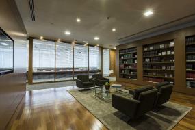 家庭办公室浅色木地板装修效果图