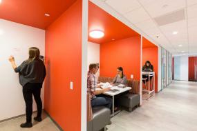 写字楼办公室红色墙面装修效果图片