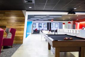 设计感公司办公室红木背景墙装修效果图