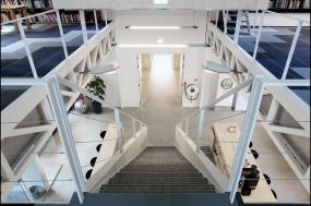 现代公司楼梯间白色简约装修设计效果图