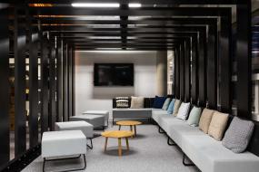 现代会议室不规则几何形吊顶装修效果图