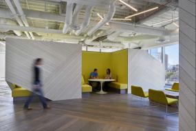 简单小型办公室室内白色墙面装修效果图片