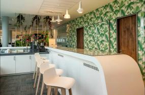 设计感公司竖条壁纸背景墙效果图