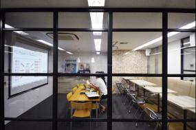 现代简约建筑风格办公室吊顶图片