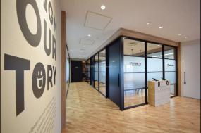 现代简约风格办公室办公桌隔断装修图