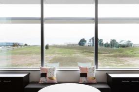 清新的会议室简单吊顶装修效果图片