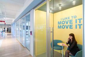 小型办公室隔断屏风装潢设计效果图