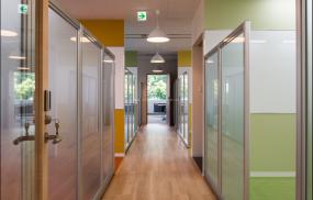 公装办公室室内玻璃隔断装修效果图