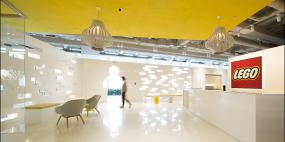 大型时尚办公室室内吊顶装修效果图片