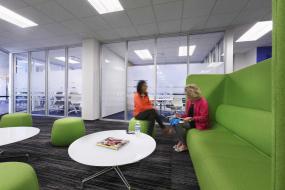 创意现代办公室桌椅装修风格设计效果图