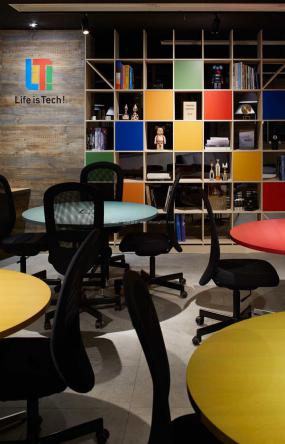 时尚别致办公室装修方案办公室桌椅设计样板