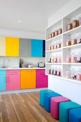 最新写字楼内部设计办公桌椅装修效果图片