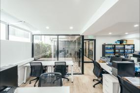 现代办公室风格办公桌椅装修效果图片