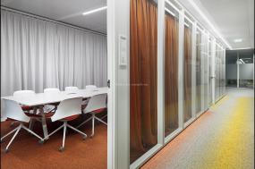 玻璃办公会议室吊顶装修效果图片