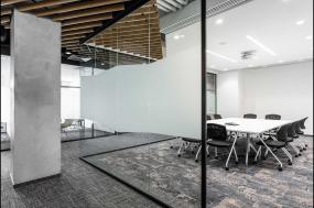 清新的会议室吊顶装修设计效果图