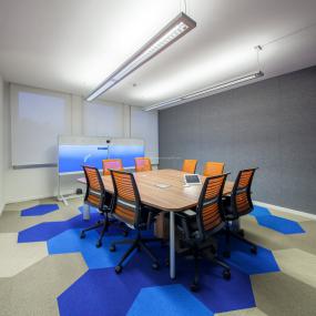 现代考究会议室室内设计效果图