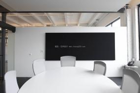 创意现代风格小型会议室布置设计样板