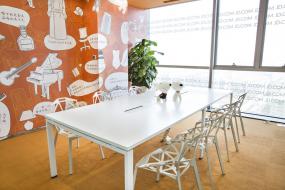 经典现代风格小型会议室布置