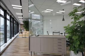 现代写字楼办公桌隔断装修效果图