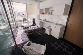 现代风格老总办公室设计图片