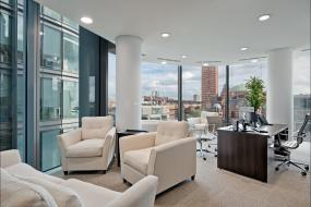 现代老板办公室玻璃隔断装修效果图片