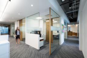 舒适的现代老板办公室装修效果图