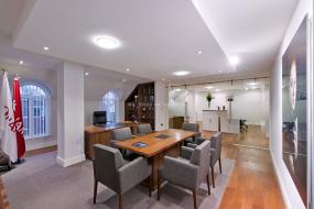 老总办公室木质背景墙装修效果图片