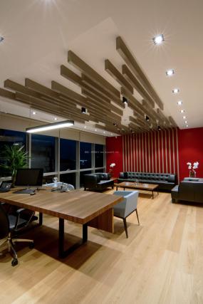 老板办公室深黄色木地板装修效果图片