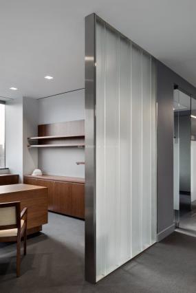 老板办公室室内双开门装修效果图片