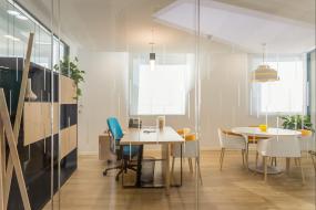 老总办公室深黄色木地板装修效果图片