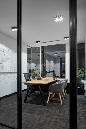 老板办公室转角电脑桌装修图