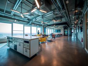 现代小办公室办公隔断桌设计图