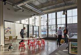 小办公室隔断式办公桌装修实景图片