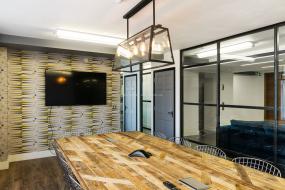 2018会议室木质背景墙装修效果图片