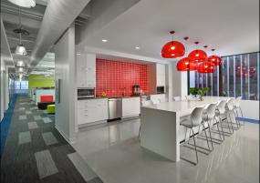 现代办公室隔断式办公桌装修图片