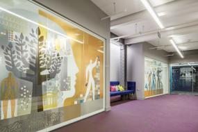 最新办公室室内玻璃隔断装修效果图片