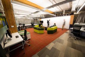 IT公司办公室最新室内装饰设计效果图片