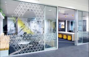 专业办公室玻璃隔断门装修图片