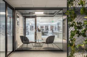 现代办公室磨砂玻璃隔断设计