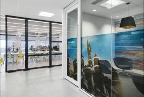 现代公司办公室玻璃隔断装修效果图
